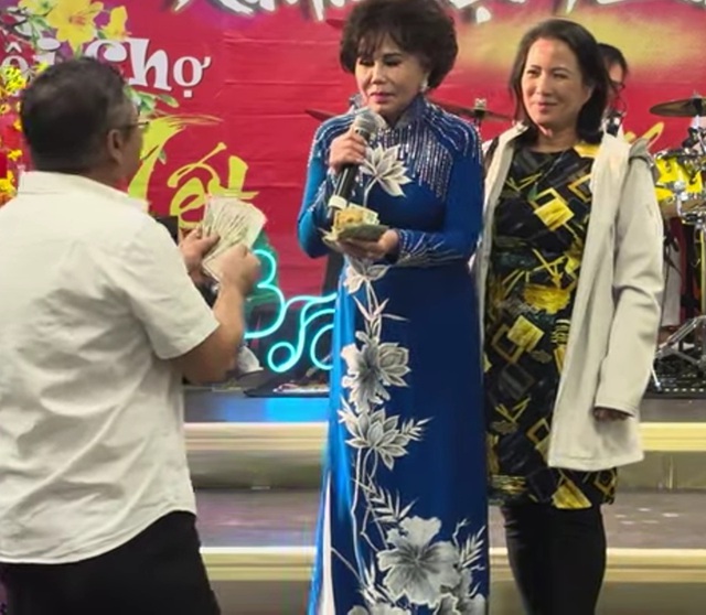 Danh ca Thanh Tuyền được khán giả đưa tiền cầm đầy tay: “Để tôi cầm tiền cho sướng chút xíu”- Ảnh 2. Danh ca Thanh Tuyền được khán giả đưa tiền cầm đầy tay: “Để tôi cầm tiền cho sướng chút xíu”- Ảnh 2.