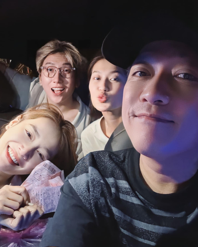 Đôi Vbiz được "Dispatch" Trường Giang tác hợp: Cho mượn biệt thự làm nơi hẹn hò, lên livestream tung hint nhưng cái kết ngỡ ngàng- Ảnh 1. Đôi Vbiz được "Dispatch" Trường Giang tác hợp: Cho mượn biệt thự làm nơi hẹn hò, lên livestream tung hint nhưng cái kết ngỡ ngàng- Ảnh 1.