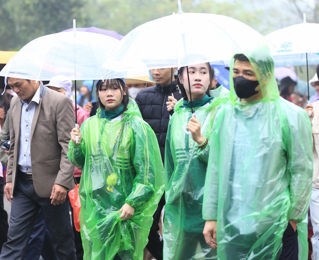 Ảnh: Hàng vạn du khách chen chân tới đền Hùng dâng hương mặc trời mưa, nhiều em nhỏ thích thú theo cha mẹ dự lễ- Ảnh 2. Ảnh: Hàng vạn du khách chen chân tới đền Hùng dâng hương mặc trời mưa, nhiều em nhỏ thích thú theo cha mẹ dự lễ- Ảnh 2.