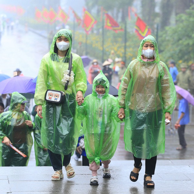 Ảnh: Hàng vạn du khách chen chân tới đền Hùng dâng hương mặc trời mưa, nhiều em nhỏ thích thú theo cha mẹ dự lễ- Ảnh 8. Ảnh: Hàng vạn du khách chen chân tới đền Hùng dâng hương mặc trời mưa, nhiều em nhỏ thích thú theo cha mẹ dự lễ- Ảnh 8.