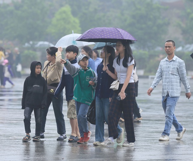 Ảnh: Hàng vạn du khách chen chân tới đền Hùng dâng hương mặc trời mưa, nhiều em nhỏ thích thú theo cha mẹ dự lễ- Ảnh 4. Ảnh: Hàng vạn du khách chen chân tới đền Hùng dâng hương mặc trời mưa, nhiều em nhỏ thích thú theo cha mẹ dự lễ- Ảnh 4.