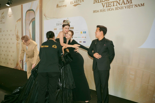 Đôi Vbiz được "Dispatch" Trường Giang tác hợp: Cho mượn biệt thự làm nơi hẹn hò, lên livestream tung hint nhưng cái kết ngỡ ngàng- Ảnh 6. Đôi Vbiz được "Dispatch" Trường Giang tác hợp: Cho mượn biệt thự làm nơi hẹn hò, lên livestream tung hint nhưng cái kết ngỡ ngàng- Ảnh 6.