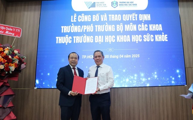 Trường Đại học hi88 gg học Sức khỏe công bố và trao các quyết định nhân sự quan trọng- Ảnh 4.