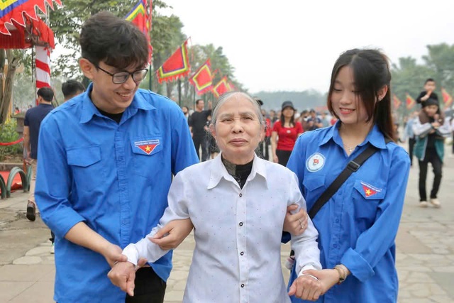 Dấu ấn màu áo xanh trong hàng chục ngày phục vụ Giỗ tổ Hùng Vương năm 2025- Ảnh 2. Dấu ấn màu áo xanh trong hàng chục ngày phục vụ Giỗ tổ Hùng Vương năm 2025- Ảnh 2.