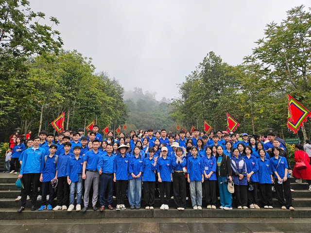 Dấu ấn màu áo xanh trong hàng chục ngày phục vụ Giỗ tổ Hùng Vương năm 2025- Ảnh 6. Dấu ấn màu áo xanh trong hàng chục ngày phục vụ Giỗ tổ Hùng Vương năm 2025- Ảnh 6.