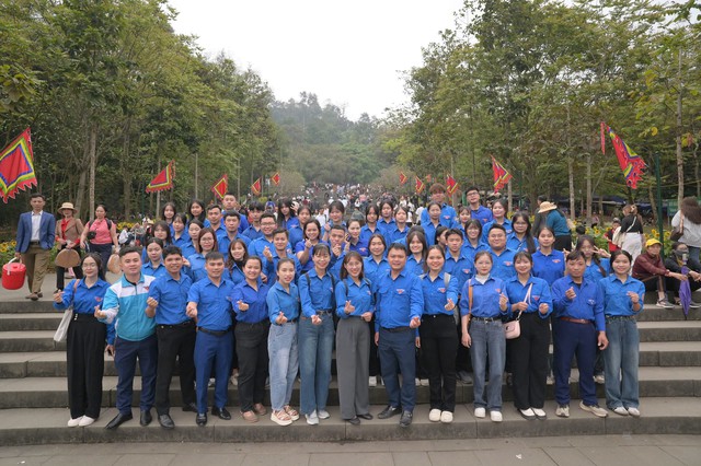Dấu ấn màu áo xanh trong hàng chục ngày phục vụ Giỗ tổ Hùng Vương năm 2025- Ảnh 1. Dấu ấn màu áo xanh trong hàng chục ngày phục vụ Giỗ tổ Hùng Vương năm 2025- Ảnh 1.