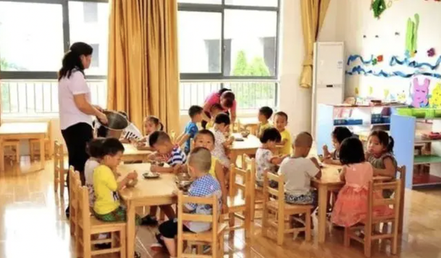 Đưa con vào trường mẫu giáo đắt nhất thành phố, người mẹ không ngờ ngày mình hối hận lại đến nhanh như thế- Ảnh 2. Đưa con vào trường mẫu giáo đắt nhất thành phố, người mẹ không ngờ ngày mình hối hận lại đến nhanh như thế- Ảnh 2.