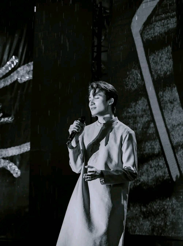 Hot boy sở hữu visual cực phẩm g&acirc;y sốt: Em trai ca sĩ đ&igrave;nh đ&aacute;m showbiz, nhan sắc chiều cao như t&agrave;i tử!- Ảnh 6.