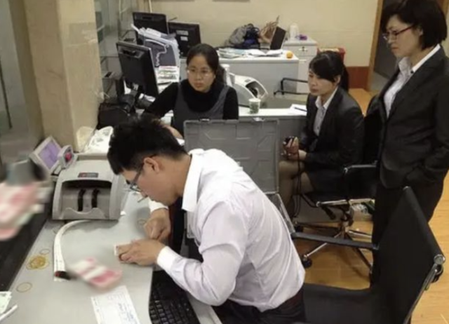 Mẹ qua đời để lại tài sản 21 tỷ, người đàn ông đến ngân hàng rút tiền, nhân viên khẳng định: Anh không có quyền nhận tiền- Ảnh 2.