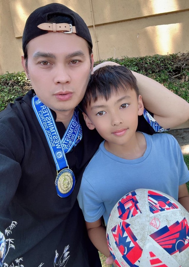Nam NSƯT mở tiệc tại TP.HCM rồi bay về Mỹ gấp: "Con khóc, tôi chịu không nổi"- Ảnh 2. Nam NSƯT mở tiệc tại TP.HCM rồi bay về Mỹ gấp: "Con khóc, tôi chịu không nổi"- Ảnh 2.