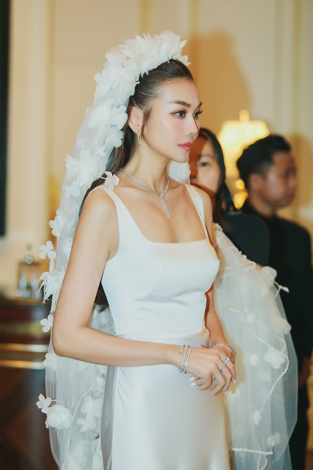 Hôn lễ "chị đại" Vbiz: Chú rể giấu kín bỗng công khai vì lý do khó ngờ, 2 ngôi sao đình đám vắng mặt bí ẩn- Ảnh 4. Hôn lễ "chị đại" Vbiz: Chú rể giấu kín bỗng công khai vì lý do khó ngờ, 2 ngôi sao đình đám vắng mặt bí ẩn- Ảnh 4.