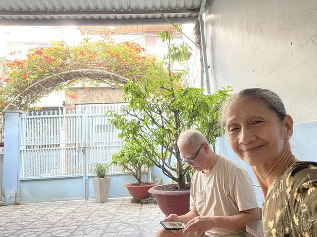 Người mẹ "dùng lá phổi" nuôi 4 đứa con trưởng thành: 45 tuổi mới tốt nghiệp Đại học, khi nghỉ hưu bỗng trở thành hiện tượng mạng, lịch làm việc kín tuần!- Ảnh 4.