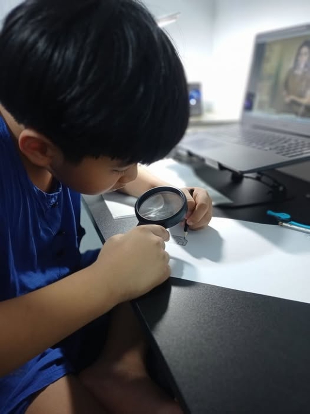 Bà mẹ ở Vĩnh Long tiết lộ chiêu "thao túng tâm lý" giúp con mê học: Con trai 10 tuổi đạt loạt thành tích đáng ngưỡng mộ- Ảnh 3.