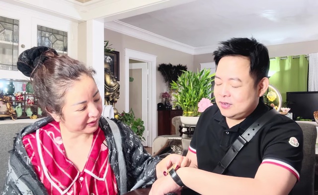 Nam ca sĩ đeo đồng hồ 1 cây vàng: Tôi sẽ dẫn các cụ già ở Mỹ một mình về Việt Nam- Ảnh 2. Nam ca sĩ đeo đồng hồ 1 cây vàng: Tôi sẽ dẫn các cụ già ở Mỹ một mình về Việt Nam- Ảnh 2.