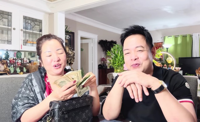 Nam ca sĩ đeo đồng hồ 1 cây vàng: Tôi sẽ dẫn các cụ già ở Mỹ một mình về Việt Nam- Ảnh 1. Nam ca sĩ đeo đồng hồ 1 cây vàng: Tôi sẽ dẫn các cụ già ở Mỹ một mình về Việt Nam- Ảnh 1.