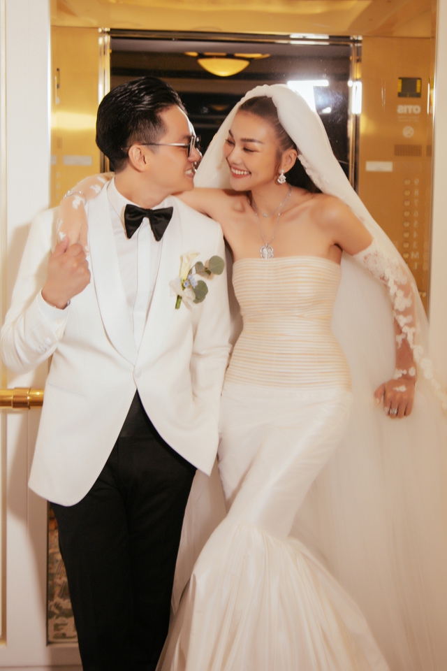 Hôn lễ "chị đại" Vbiz: Chú rể giấu kín bỗng công khai vì lý do khó ngờ, 2 ngôi sao đình đám vắng mặt bí ẩn- Ảnh 3. Hôn lễ "chị đại" Vbiz: Chú rể giấu kín bỗng công khai vì lý do khó ngờ, 2 ngôi sao đình đám vắng mặt bí ẩn- Ảnh 3.