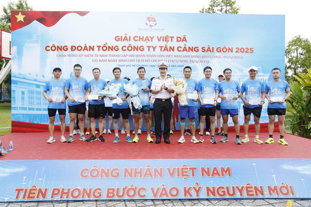 Giải chạy việt dã Công đoàn Tân cảng Sài Gòn thu hút gần 500 cán bộ, đoàn viên tham gia- Ảnh 2. Giải chạy việt dã Công đoàn Tân cảng Sài Gòn thu hút gần 500 cán bộ, đoàn viên tham gia- Ảnh 2.