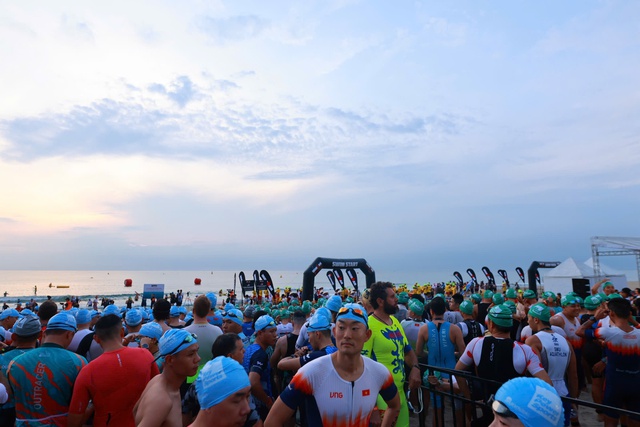 Giải IRONMAN 70.3 Đà Nẵng ghi dấu cột mốc 10 năm khẳng định vị thế là địa điểm thi đấu đẳng cấp quốc tế- Ảnh 2. Giải IRONMAN 70.3 Đà Nẵng ghi dấu cột mốc 10 năm khẳng định vị thế là địa điểm thi đấu đẳng cấp quốc tế- Ảnh 2.