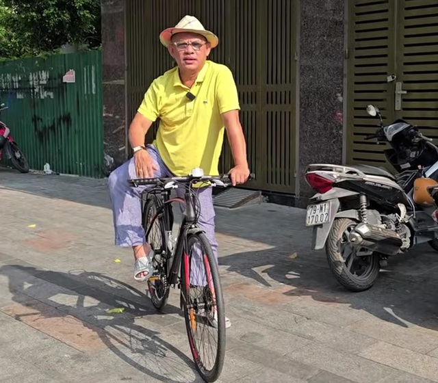 Trùm Điền Quân Color Man phá sản, đạp xe đi làm thuê: "Tôi phải cố trụ việc, không họ đuổi việc"- Ảnh 1. Trùm Điền Quân Color Man phá sản, đạp hi88.com đi làm thuê: "Tôi phải cố trụ việc, không họ đuổi việc"- Ảnh 1.