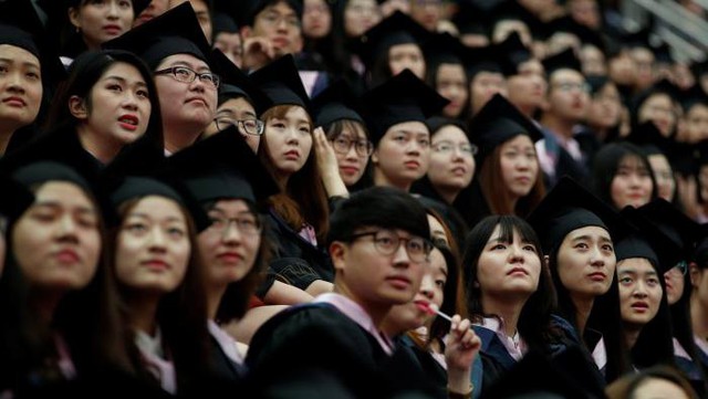 1,2 triệu hồ sơ xin việc được nộp vào Tập đoàn năng lượng hạt nhân quốc gia và sự thật buồn tại xứ tỉ dân: Cha mẹ dồn tiền cho con ăn học, nhưng sau ra trường con cái khó xin việc - Ảnh 2. 1,2 triệu hồ sơ xin việc được nộp vào Tập đoàn năng lượng hạt nhân quốc gia và sự thật buồn tại xứ tỉ dân: Cha mẹ dồn tiền cho con ăn học, nhưng sau ra trường con cái khó xin việc - Ảnh 2.