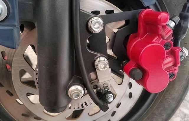 Chiếc xe tay ga không ABS của nhà Suzuki khiến thị trường Trung Quốc 'náo loạn': Người dùng nóng ruột, hãng vẫn im lặng!- Ảnh 2.