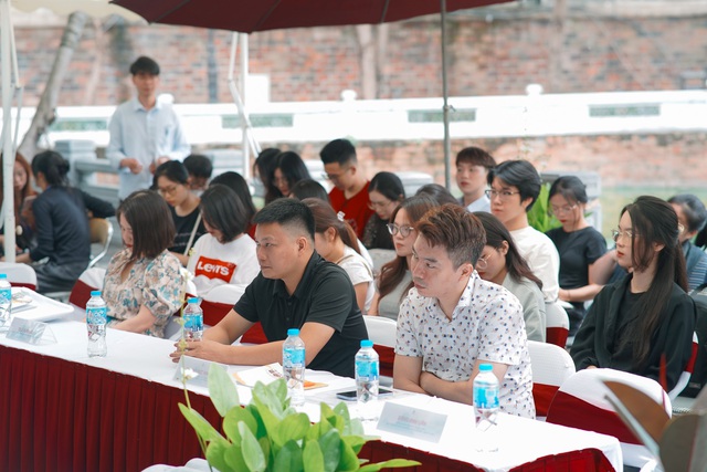 Khán giả chăm chú lắng nghe những chia sẻ từ các diễn giả trong tọa đàm. Khán giả chăm chú lắng nghe những chia sẻ từ các diễn giả trong tọa đàm.
