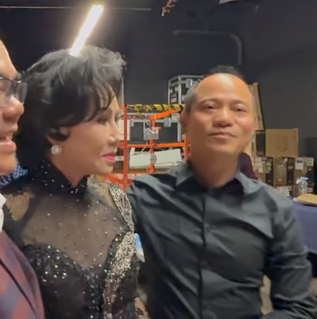 Thanh Tuyền bị Chế Linh bất ngờ ôm hôn: "Tôi mà nhẹ dạ là đời tiêu rồi"- Ảnh 1. Thanh Tuyền bị Chế Linh bất ngờ ôm hôn: "Tôi mà nhẹ dạ là đời tiêu rồi"- Ảnh 1.