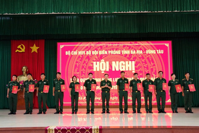 Trao quyết định nâng lương, thăng quân hàm Quân nhân chuyên nghiệp năm 2025- Ảnh 1. Trao quyết định nâng lương, thăng quân hàm Quân nhân chuyên nghiệp năm 2025- Ảnh 1.