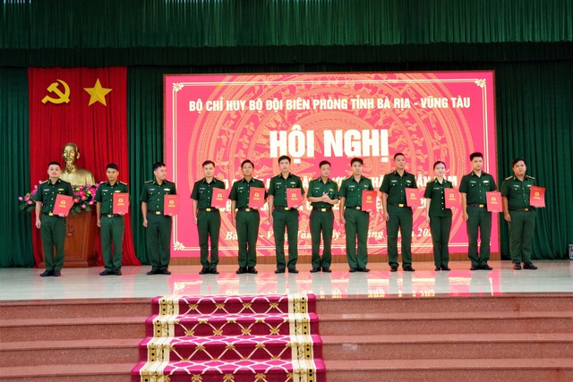 Đại tá Trần Ngọc Tăng, Phó Chỉ huy trưởng - Tham mưu trưởng Bộ đội Biên phòng tỉnh trao quyết định nâng lương, thăng quân hàm cho các đồng chí Quân nhân chuyên nghiệp. Đại tá Trần Ngọc Tăng, Phó Chỉ huy trưởng - Tham mưu trưởng Bộ đội Biên phòng tỉnh trao quyết định nâng lương, thăng quân hàm cho các đồng chí Quân nhân chuyên nghiệp.