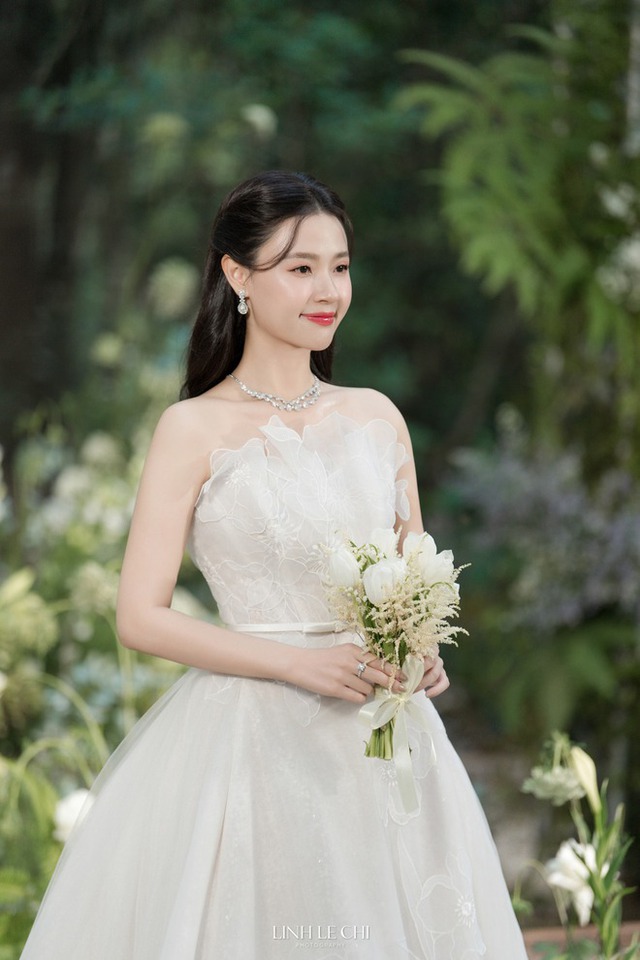 Đám cưới kín bưng của phú bà - tổng tài Vbiz: Khách mời tham dự phải ra "ám hiệu", bại lộ vì 1 sự cố không ai ngờ- Ảnh 1. Đám cưới kín bưng của phú bà - tổng tài Vbiz: Khách mời tham dự phải ra "ám hiệu", bại lộ vì 1 sự cố không ai ngờ- Ảnh 1.