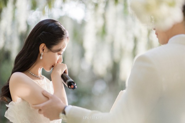 Đám cưới kín bưng của phú bà - tổng tài Vbiz: Khách mời tham dự phải ra "ám hiệu", bại lộ vì 1 sự cố không ai ngờ- Ảnh 6. Đám cưới kín bưng của phú bà - tổng tài Vbiz: Khách mời tham dự phải ra "ám hiệu", bại lộ vì 1 sự cố không ai ngờ- Ảnh 6.