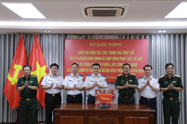 Đoàn công tác Ban Chỉ đạo 1389 Bộ Quốc phòng kiểm tra BTL Vùng Cảnh sát biển 4 các đơn vị đóng quân trên địa bàn Tây Nam Bộ- Ảnh 7. Đoàn công tác Ban Chỉ đạo 1389 Bộ Quốc phòng kiểm tra BTL Vùng Cảnh sát biển 4 các đơn vị đóng quân trên địa bàn Tây Nam Bộ- Ảnh 7.