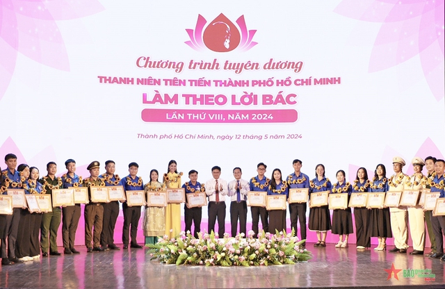 Ban tổ chức trao tuyên dương 55 điển hình tiêu biểu xuất sắc. Ban tổ chức trao tuyên dương 55 điển hình tiêu biểu xuất sắc.