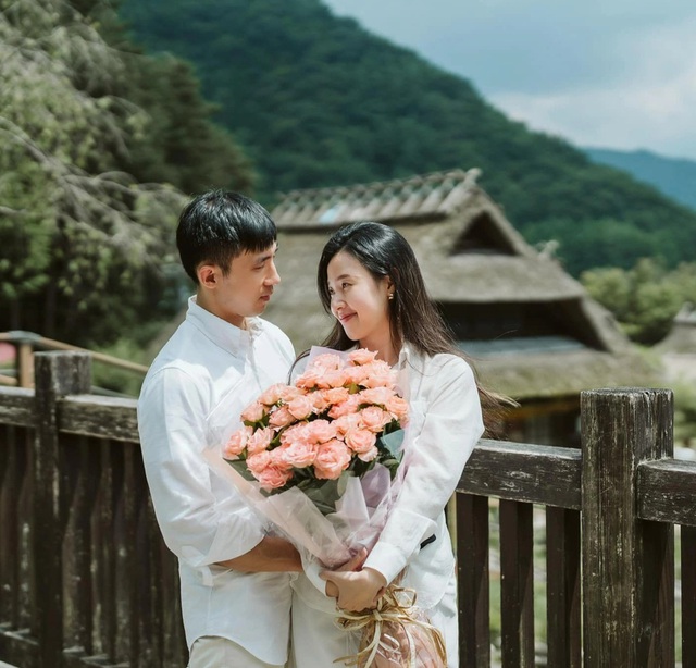 Đám cưới kín bưng của phú bà - tổng tài Vbiz: Khách mời tham dự phải ra "ám hiệu", bại lộ vì 1 sự cố không ai ngờ- Ảnh 9. Đám cưới kín bưng của phú bà - tổng tài Vbiz: Khách mời tham dự phải ra "ám hiệu", bại lộ vì 1 sự cố không ai ngờ- Ảnh 9.
