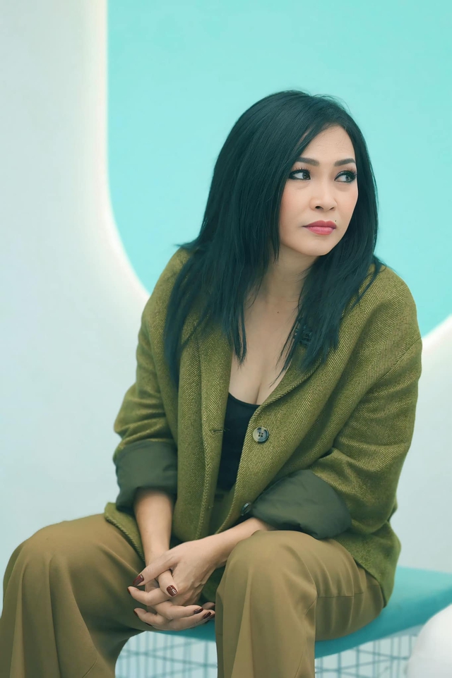 Nhan sắc nữ ca sĩ nổi tiếng, 52 tuổi lần đầu công khai chồng là trai miền núi, không biết tiếng Việt- Ảnh 5. Nhan sắc nữ ca sĩ nổi tiếng, 52 tuổi lần đầu công khai chồng là trai miền núi, không biết tiếng Việt- Ảnh 5.