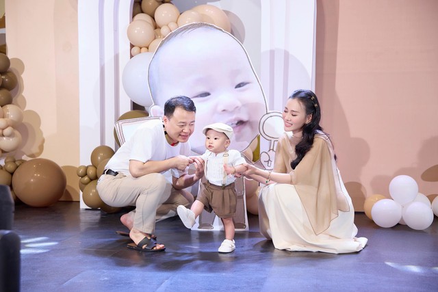 Khoảnh khắc hai con riêng của shark Bình chụp cùng ba mẹ con Phương Oanh gây chú ý- Ảnh 1. Khoảnh khắc hai con riêng của shark Bình chụp cùng ba mẹ con Phương Oanh gây chú ý- Ảnh 1.