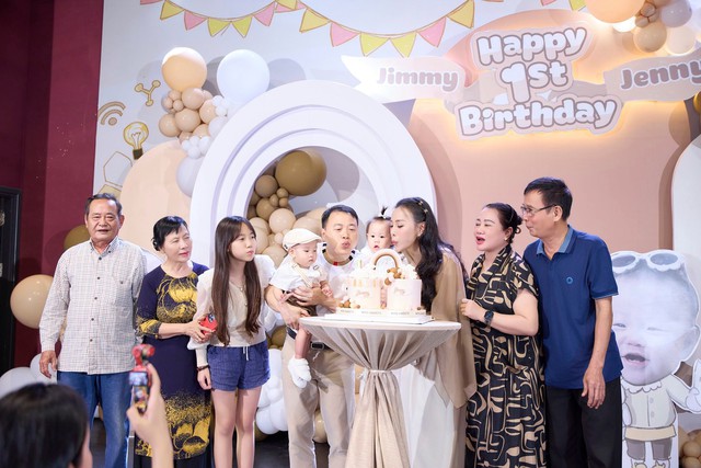 Khoảnh khắc hai con riêng của shark Bình chụp cùng ba mẹ con Phương Oanh gây chú ý- Ảnh 2. Khoảnh khắc hai con riêng của shark Bình chụp cùng ba mẹ con Phương Oanh gây chú ý- Ảnh 2.