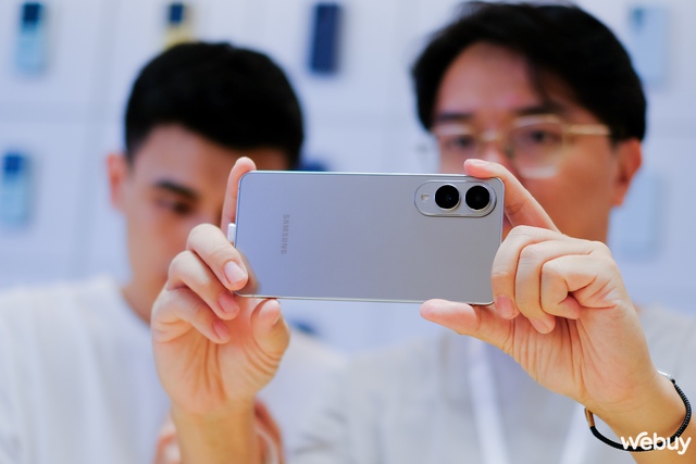 Galaxy S25 Edge - Từ chiếc máy bí ẩn đến trải nghiệm thực tế: Đây là những gì reviewer công nghệ nói- Ảnh 8. Galaxy S25 Edge - Từ chiếc máy bí ẩn đến trải nghiệm thực tế: Đây là những gì reviewer công nghệ nói- Ảnh 8.