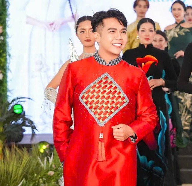 NTK Minh Châu mang áo dài sang Mỹ, xúc động khi được đón nhận- Ảnh 1.