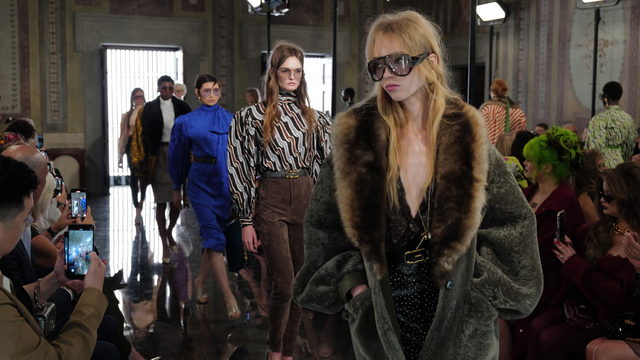 Gucci Cruise 2026: Cú chốt hoài niệm giữa cơn khủng hoảng, mở đường cho Demna bước vào cuộc chơi- Ảnh 1. Gucci Cruise 2026: Cú chốt hoài niệm giữa cơn khủng hoảng, mở đường cho Demna bước vào cuộc chơi- Ảnh 1.