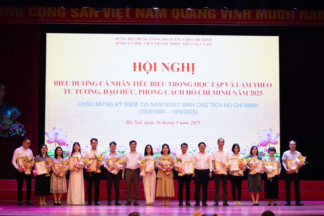 Hội nghị tuyên dương điển hình tiêu biểu trong học tập và làm theo tư tưởng, đạo đức, phong cách Hồ Chí Minh- Ảnh 4. Hội nghị tuyên dương điển hình tiêu biểu trong học tập và làm theo tư tưởng, đạo đức, phong cách Hồ Chí Minh- Ảnh 4.