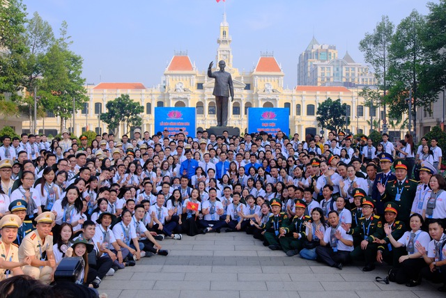 Các đại biểu tham dự đại hội chụp hình lưu niệm cùng các đồng chí tham dự đại hội. Các đại biểu tham dự đại hội chụp hình lưu niệm cùng các đồng chí tham dự đại hội.