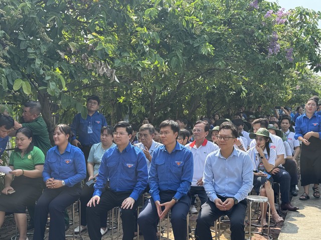 Công trình thanh niên thiết thực chào mừng kỷ niệm 135 năm ngày sinh Chủ tịch Hồ Chí Minh
- Ảnh 1. Công trình thanh niên thiết thực chào mừng kỷ niệm 135 năm ngày sinh Chủ tịch Hồ Chí Minh
- Ảnh 1.
