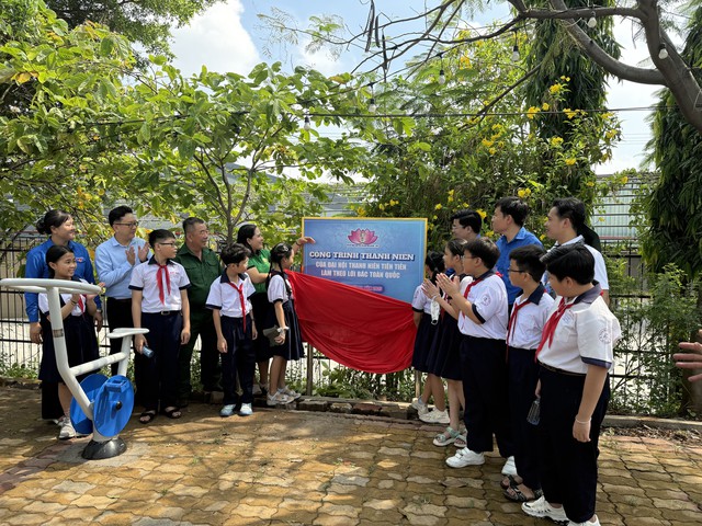 Công trình thanh niên thiết thực chào mừng kỷ niệm 135 năm ngày sinh Chủ tịch Hồ Chí Minh
- Ảnh 4. Công trình thanh niên thiết thực chào mừng kỷ niệm 135 năm ngày sinh Chủ tịch Hồ Chí Minh
- Ảnh 4.