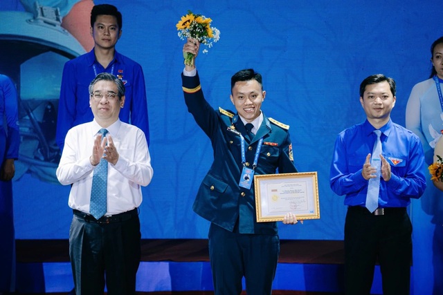 Ánh sáng từ Bác soi đường tuổi trẻ Việt Nam
- Ảnh 2. Ánh sáng từ Bác soi đường tuổi trẻ Việt Nam
- Ảnh 2.