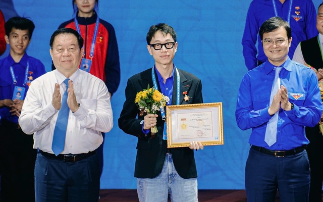 Ánh sáng từ Bác soi đường tuổi trẻ Việt Nam
- Ảnh 1. Ánh sáng từ Bác soi đường tuổi trẻ Việt Nam
- Ảnh 1.