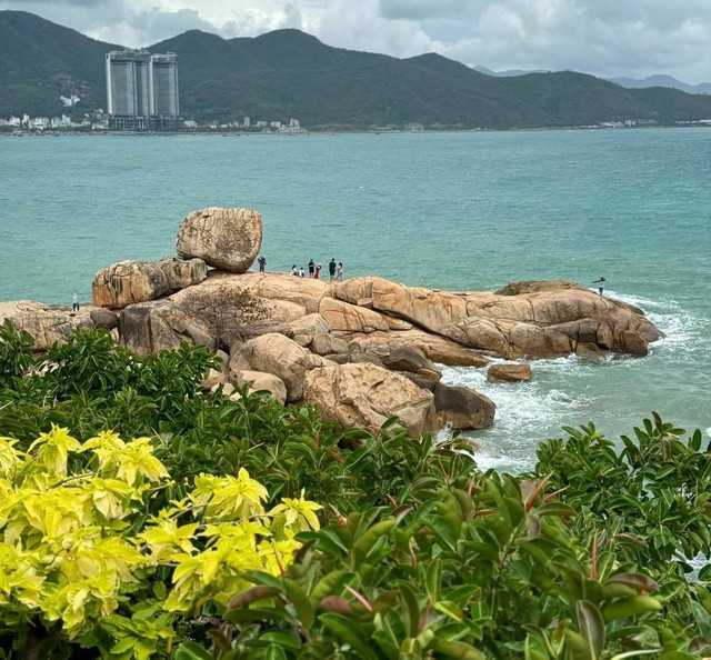 Bức ảnh một bãi biển ở Việt Nam khiến dân tình ngỡ Địa Trung Hải, xem thời điểm chụp phải thốt: “Không có điểm nào để chê”- Ảnh 2.