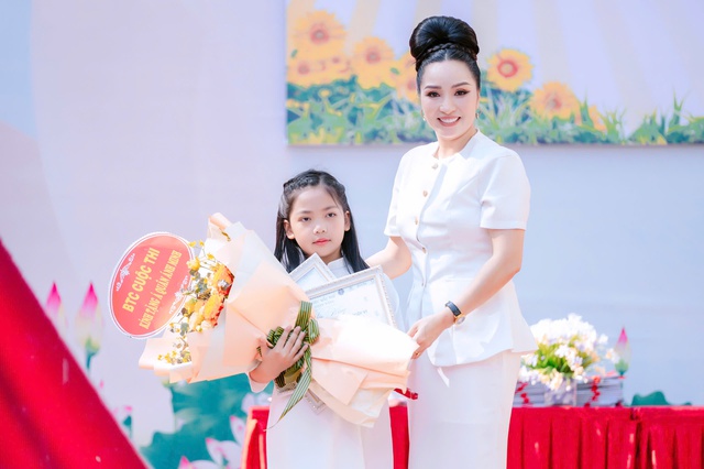 Ban Tổ chức "Siêu mẫu nhí toàn năng" tri ân nhà trường có học sinh đoạt giải cao- Ảnh 2. Ban Tổ chức "Siêu mẫu nhí toàn năng" tri ân nhà trường có học sinh đoạt giải cao- Ảnh 2.