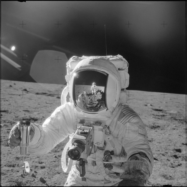Neil Armstrong là người đầu tiên đặt chân lên Mặt Trăng, vậy ai là người chụp lại bức hình này?- Ảnh 3. Neil Armstrong là người đầu tiên đặt chân lên Mặt Trăng, vậy ai là người chụp lại bức hình này?- Ảnh 3.