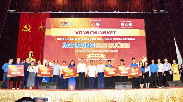 Ban tổ chức cùng các đồng chí đại biểu khách mời chụp ảnh lưu niệm cùng các đội thi. Ban tổ chức cùng các đồng chí đại biểu khách mời chụp ảnh lưu niệm cùng các đội thi.